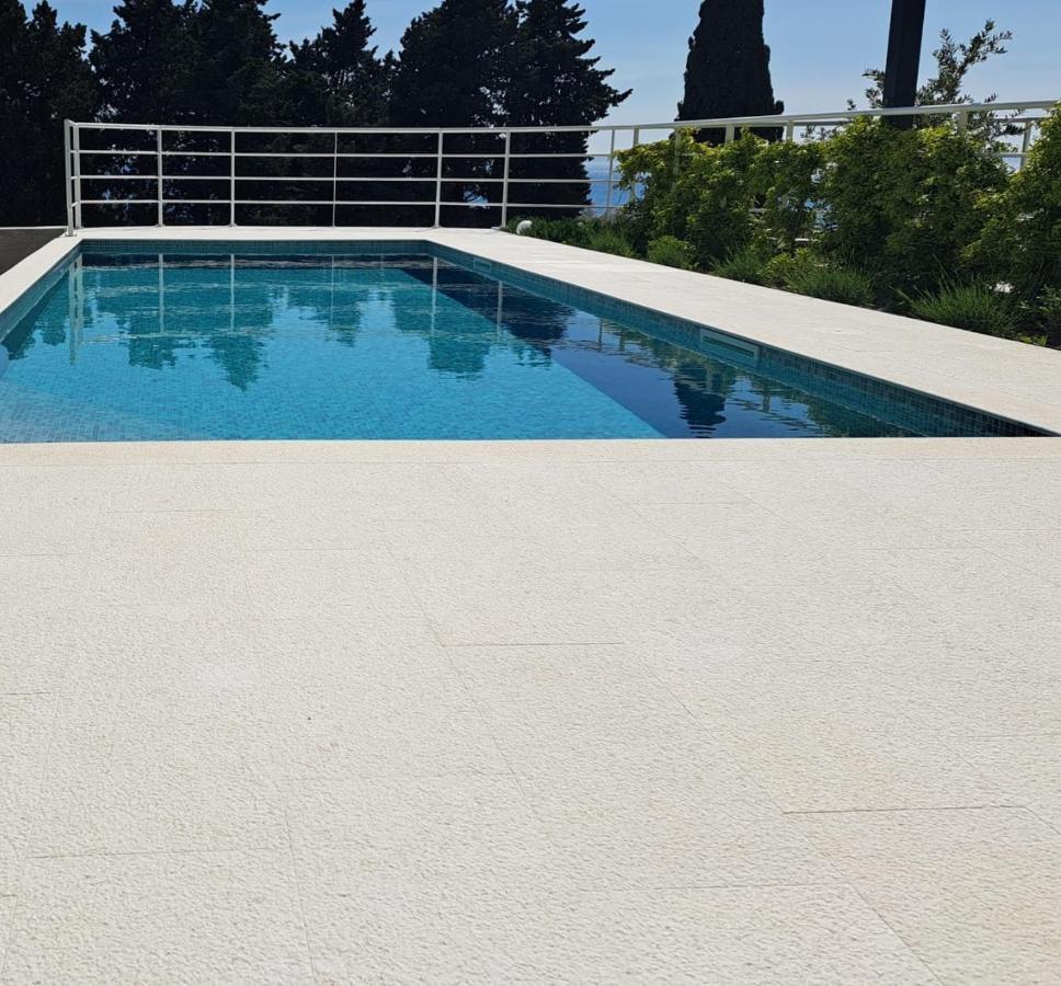 Apartment With Private Pool Split Exterior foto