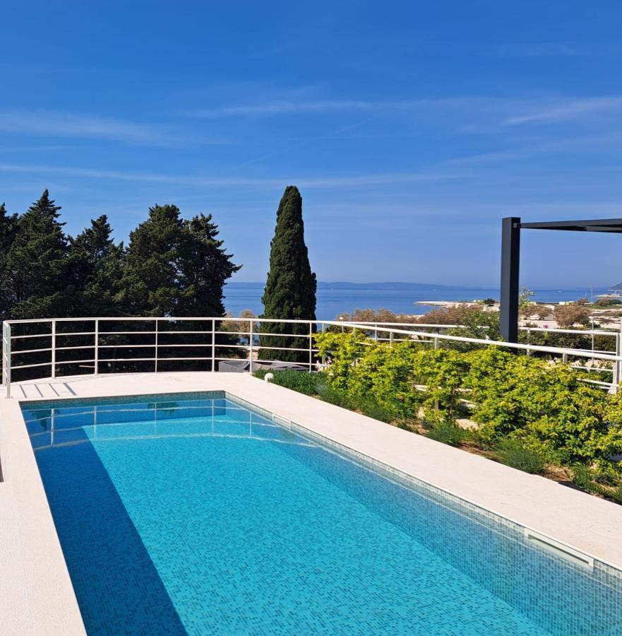 Apartment With Private Pool Split Exterior foto