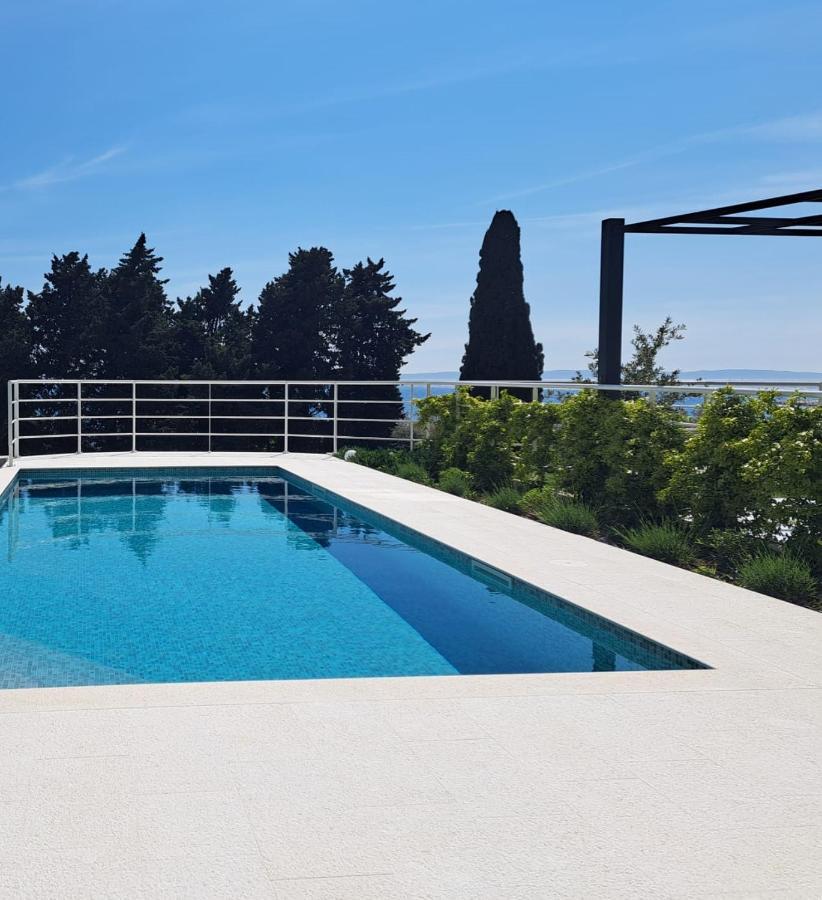 Apartment With Private Pool Split Exterior foto
