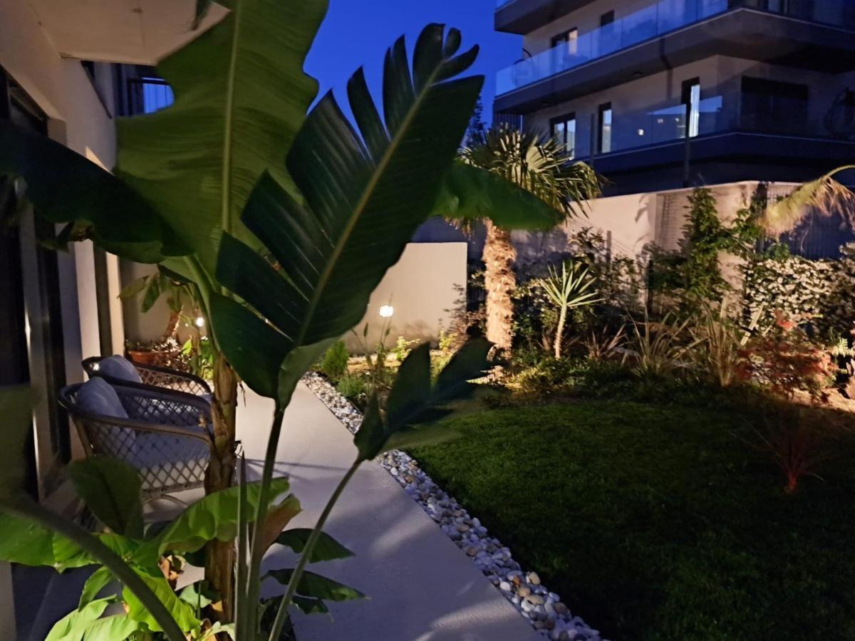 Apartment With Private Pool Split Exterior foto