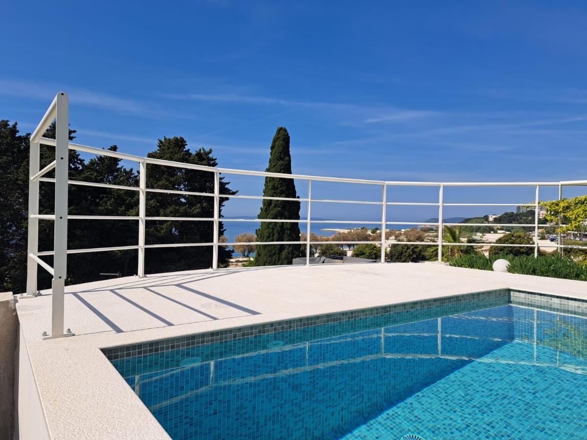 Apartment With Private Pool Split Exterior foto