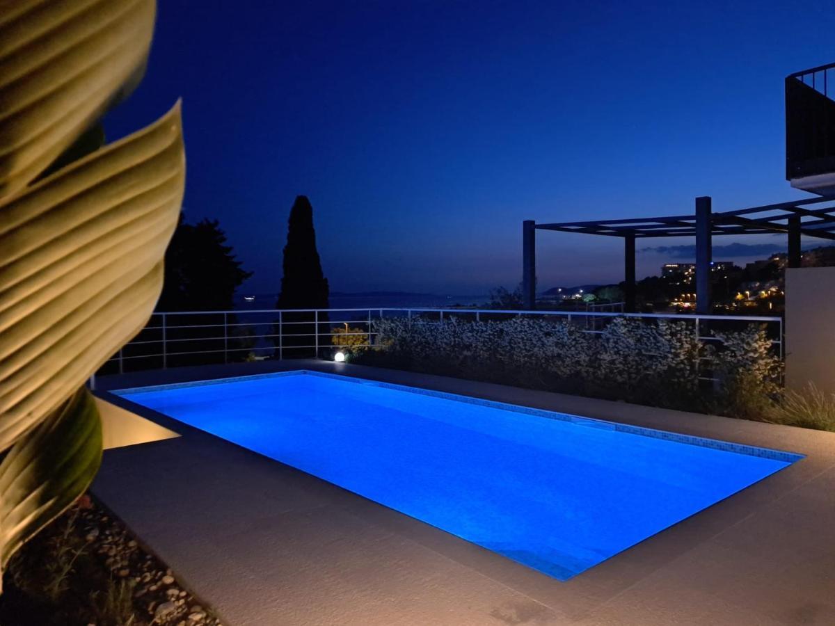 Apartment With Private Pool Split Exterior foto