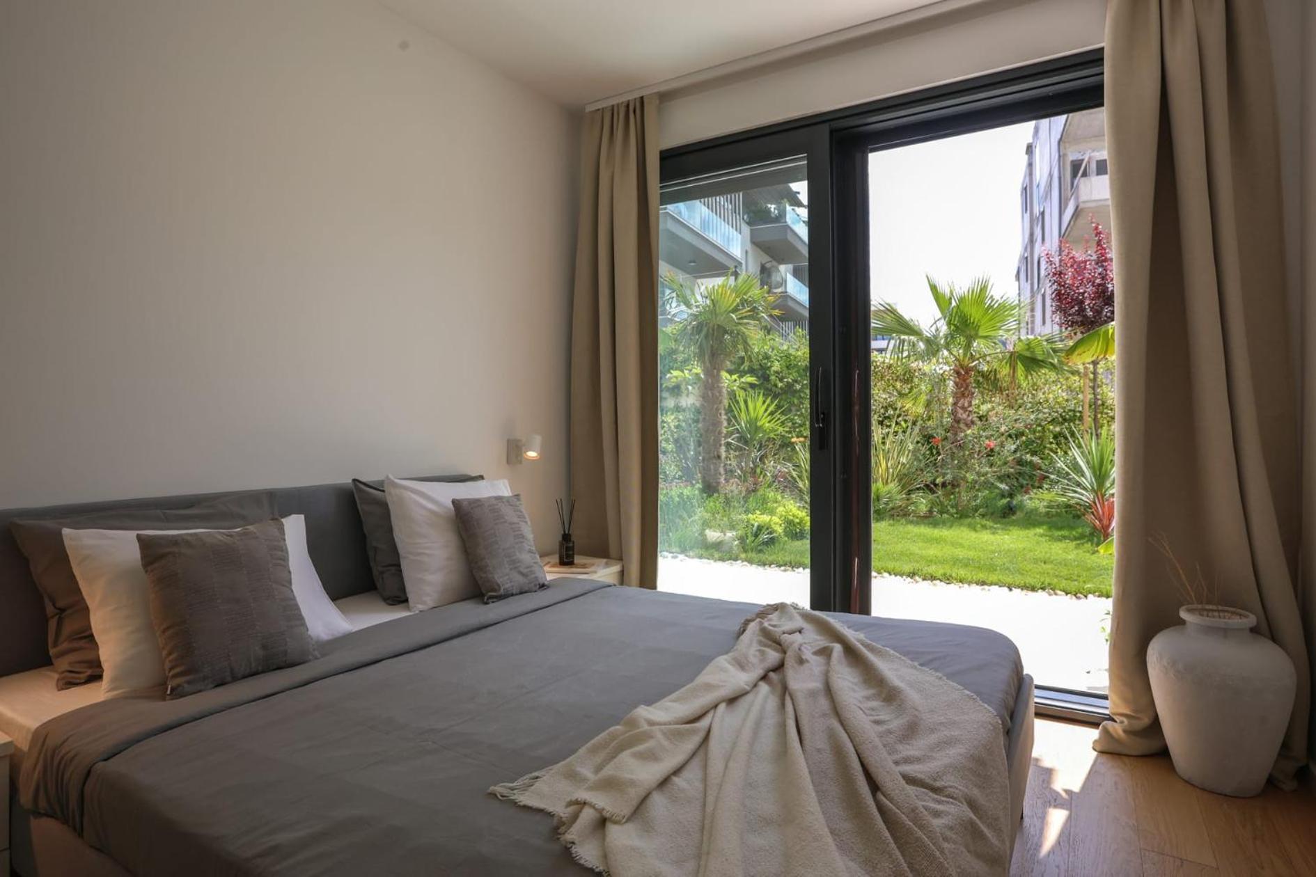 Apartment With Private Pool Split Exterior foto