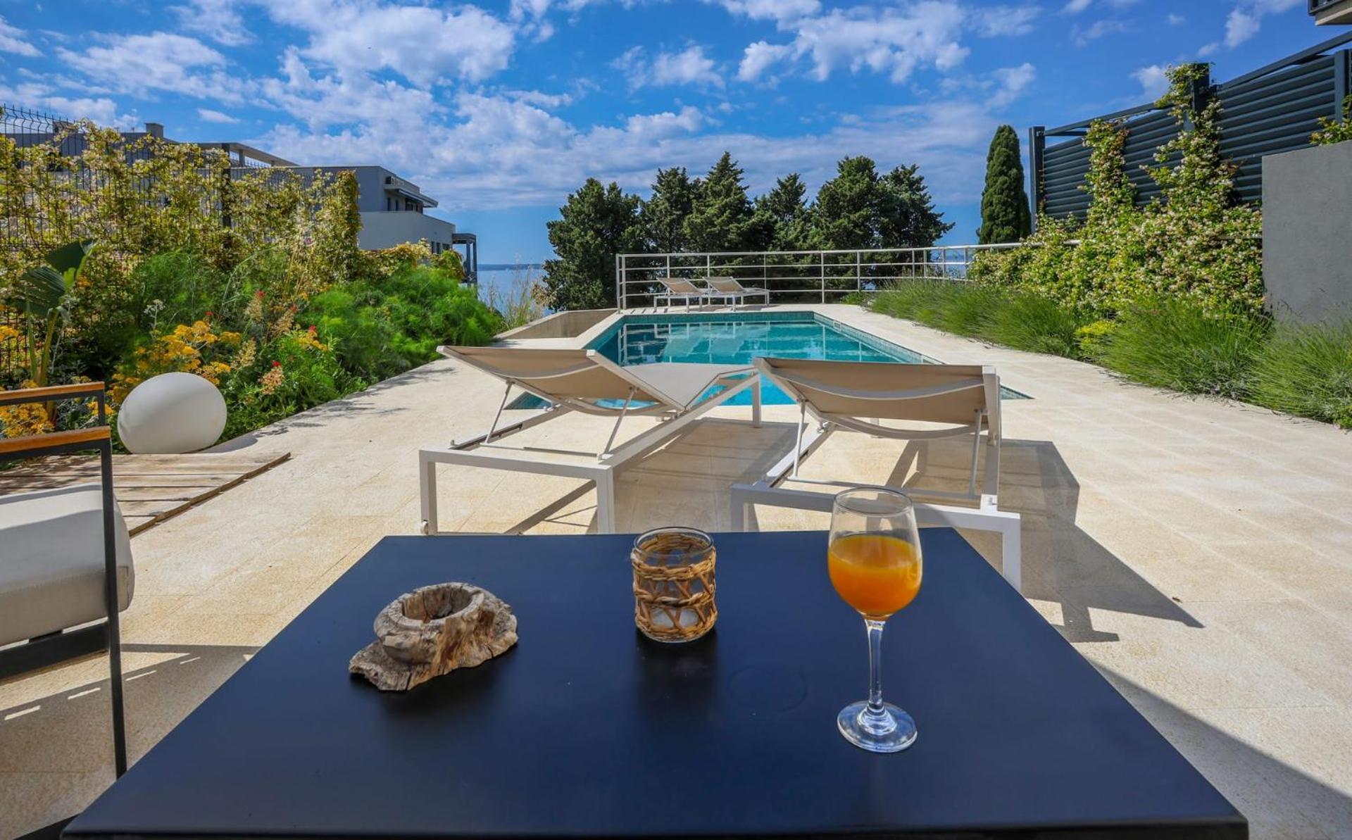 Apartment With Private Pool Split Exterior foto