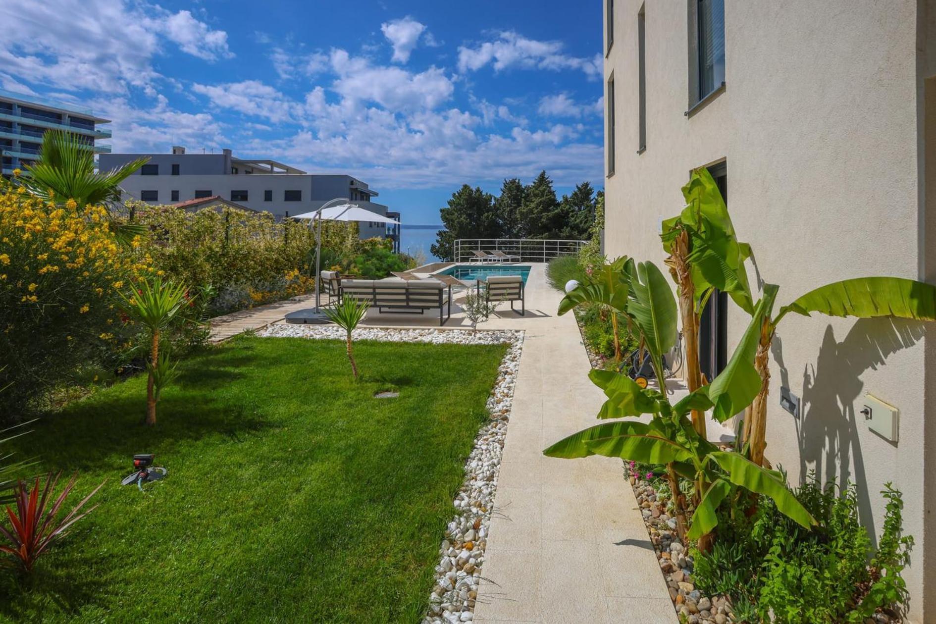 Apartment With Private Pool Split Exterior foto